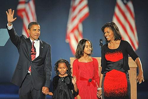 Obama e la famiglia sul palco del Grant Park di Chicago dove ha fatto il suo discorso della vittoria (Afp)